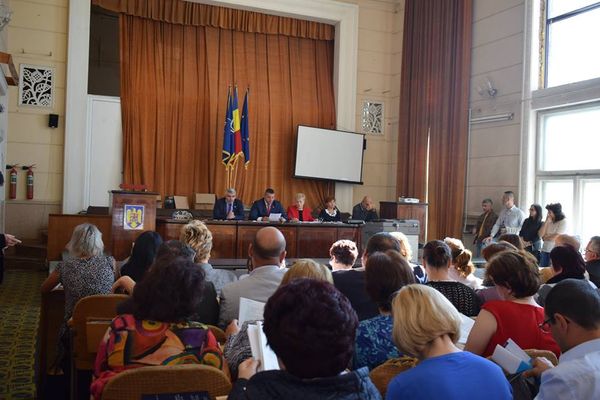 Zeci de președinți de secții de votare pentru referendum s-au retras