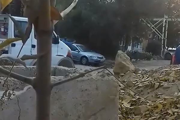 Angajat Aquavas Bârlad, filmat în timp ce-și spăla autoturismul personal în curtea instituției