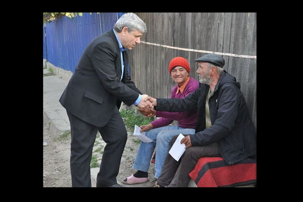 În Teleorman se scot morții la vot, la Bârlad li se urează „La mulți ani!”