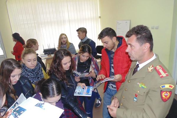 Profesia militară promovată în școlile vasluiene