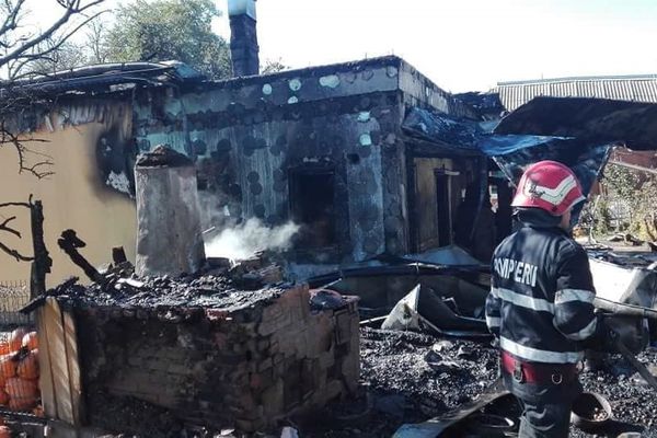 Casă cuprinsă de flăcări la Emil Racoviță