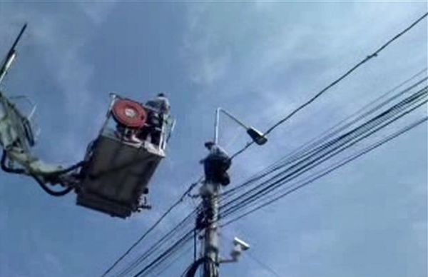 Un bolnav psihic s-a urcat pe un stâlp electric. Pompierii din Bârlad chemați să intervină