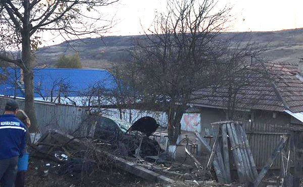 Accident spectaculos la Hălărești: un autoturism a rupt un stâlp de electricitate