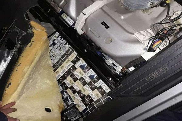 Câinele Roba a depistat țigări de contrabandă în Vama Albița