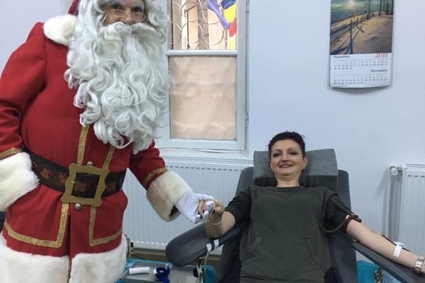 Moș Crăciun a donat sânge