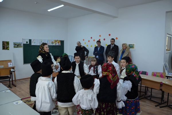 Tentativă de suicid: o femeie a vrut să se arunce de pe un bloc