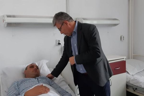 Pădurarul Radu Artenie, bătut grav de hoţii de lemne, a fost vizitat la spital de ministrul apelor şi pădurilor, Ioan Deneş