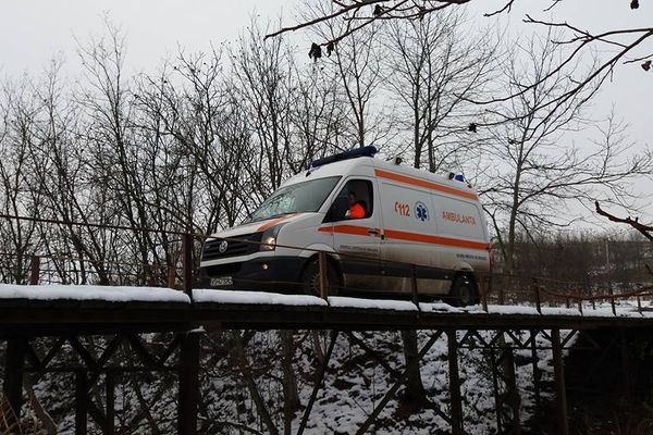 Ambulanțierii au parte de acrobații pe drumurile comunale