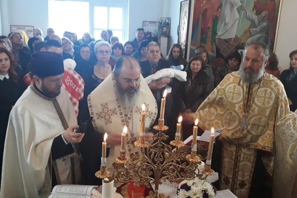 2 copii abandonați de mame, botezați de PS Ignatie