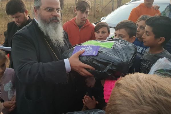 Îmbrăcăminte de iarnă pentru 100 de copii sărmani