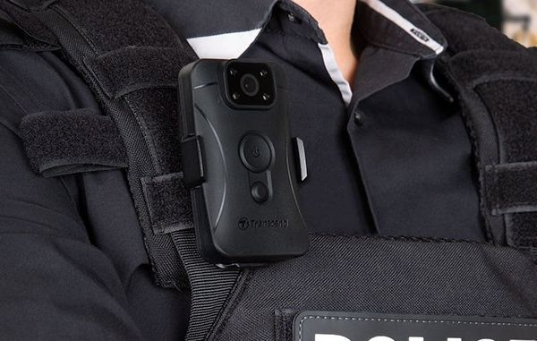 Polițiștii locali din Bârlad, dotați cu „body cam”: discuțiile cu cetățenii vor fi înregistrate