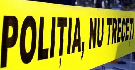 Cadavru scos din casă cu mandat de la procurori