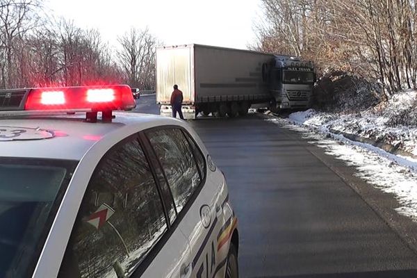 Un tir echipat necorespunzător a blocat circulația pe DN 15D