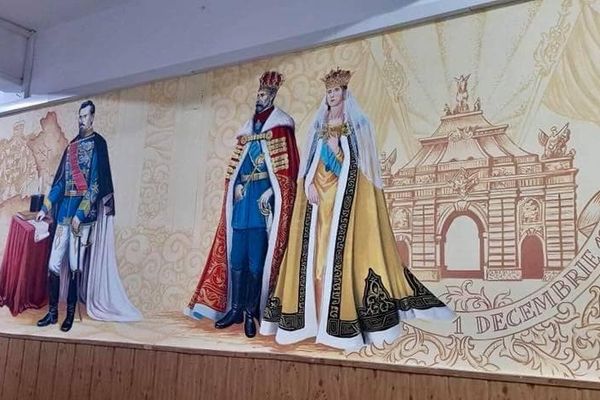 Oameni care au creat România de astăzi, pictați pe pereții unei școli din Bârlad