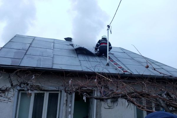 O casă din Bârlad, la un pas să fie mistuită de flăcări