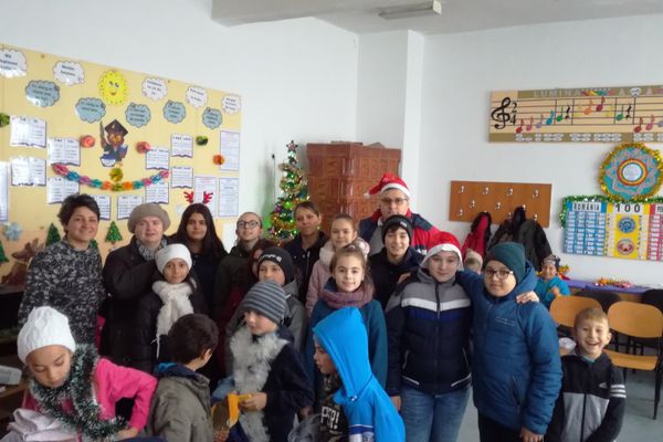 Elevii Școlii ”Mihail Sadoveanu” Vaslui, pe post de Moș Crăciun