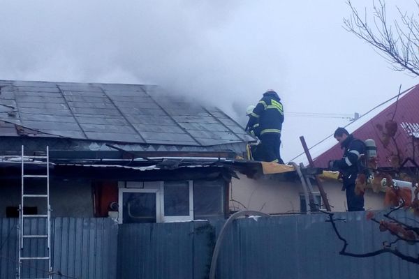 Acoperișul unei case din Bârlad, mistuit de flăcări