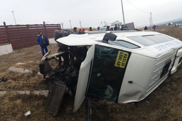 La un pas de carnagiu pe DE 581: un microbuz cu pasageri, izbit frontal de o autoutilitară