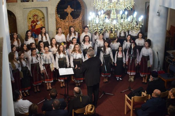 FOTO: Colindători la Biserica ”Sf.Ioan Botezătorul”
