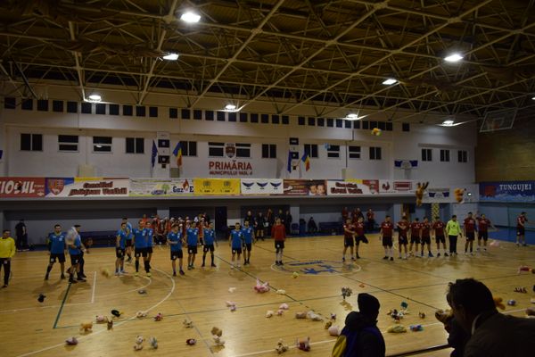 Vasluienii au aruncat cu jucării în sacul Moșului