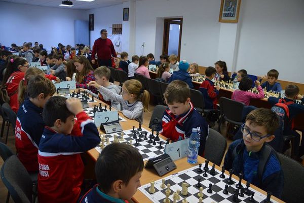 Școala ”Mihail Sadoveanu” Huși și Liceul ”Mihail Kogălniceanu” Vaslui, campioane la șah