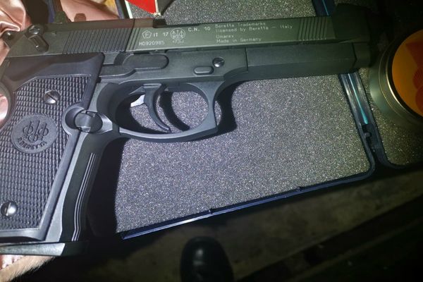 Armă cu aer comprimat şi muniţia aferentă, depistate în Vama Albiţa