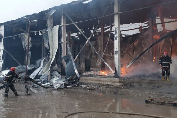 VIDEO. Abatorul de păsări de la Sălcioara, cuprins de flăcări