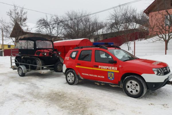 Șenilată în sprijinul unei ambulanțe la Zăpodeni