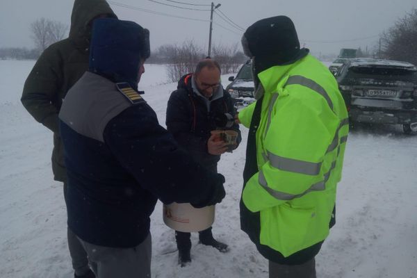 Polițiștii de frontieră au împărțit ceai