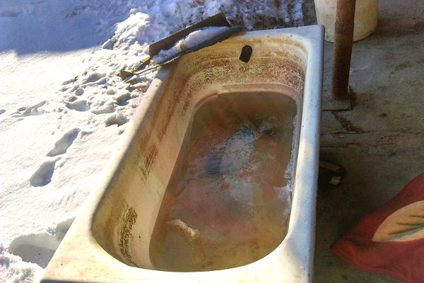 Fălciu: moarte suspectă după ce un bărbat a fost găsit înecat într-o cadă cu apă