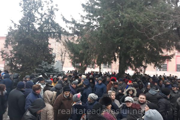 A treia zi de grevă la fabrica de rulmenți din Bârlad