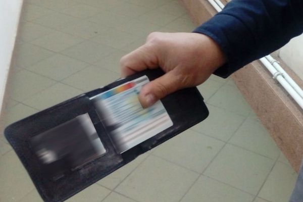 Carte de identitate falsă ascunsă în bagaj, descoperită la controlul de frontieră