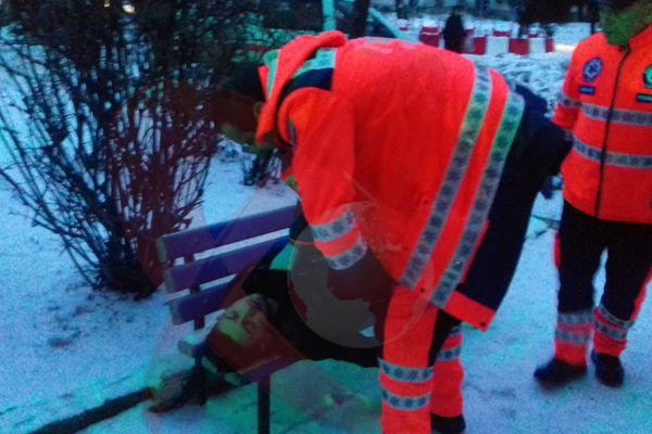 VIDEO. Tânăr sub influența etnobotanicelor, găsit zăcând aproape în comă pe o bancă din Bârlad