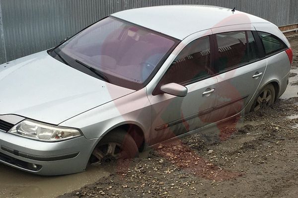 VIDEO. Strada Muncii din Bârlad, capcană pentru un autoturism!