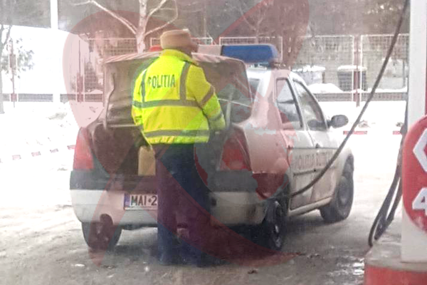 LEGAL sau ILEGAL? Polițist surprins cu bidoanele în portbagaj la o benzinărie din Bârlad!