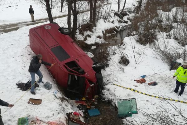 Un mort și cinci răniți, după ce un microbuz a intrat într-un cap de pod