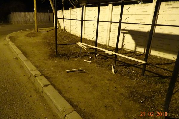 Doi minori din Bârlad, prinși de Poliția Locală după ce au rupt o bancă și mai mulți copăcei