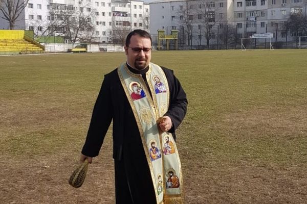 Hușenii au sfințit stadionul