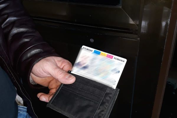 Carte de identitate falsă, ascunsă în portmoneu