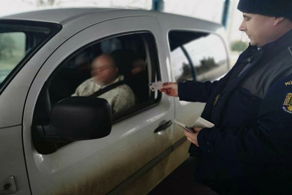 Un permis de conducere fals și două infracțiuni