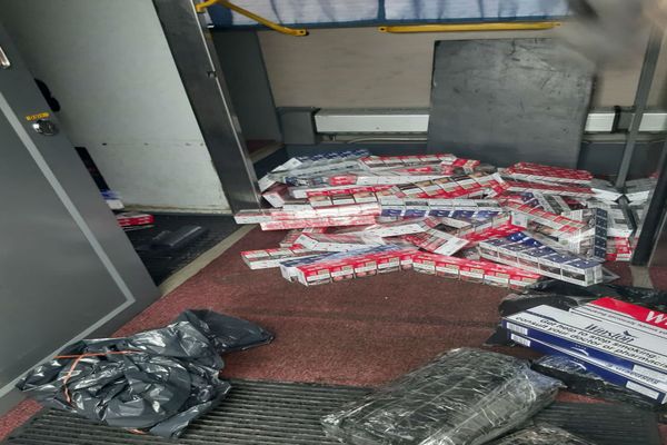 Autocar antifonat cu țigări din duty-free