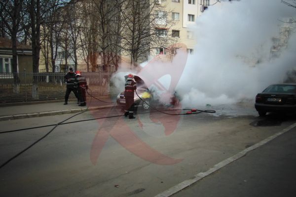 VIDEO. Un taxi a ars ca o torță lângă biserica Sf. Mina din Bârlad