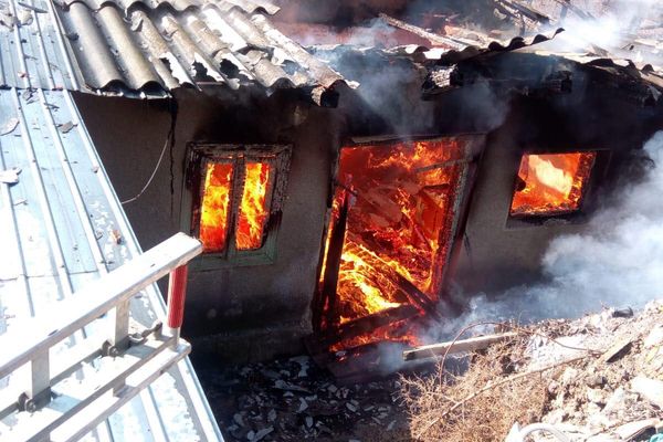 Casă cuprinsă de flăcări la Munteni de Jos