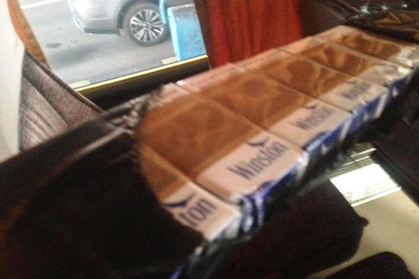 Ţigări de contrabandă, ascunse în sistemul de ventilaţie