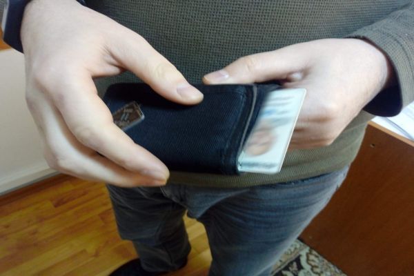 Descoperit la controlul de frontieră cu o carte de identitate falsă