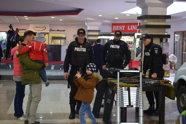 Poliția și-a scos tehnica la Mall