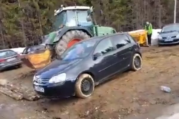 Vasluian, în stare gravă, după ce a fost călcat de un tractor