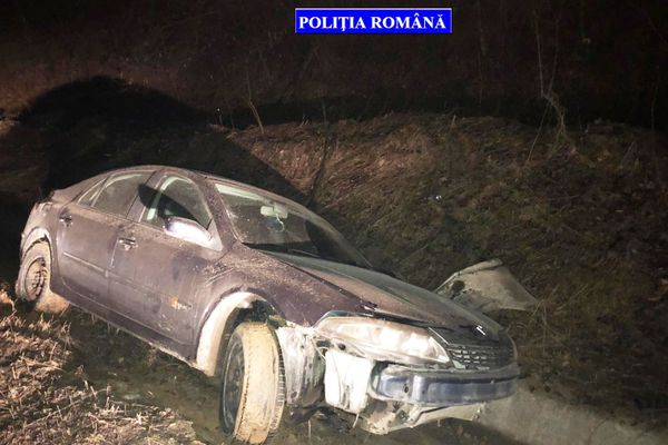 Bârlad. Mașină făcută scrum în urma unui incendiu - FOTO