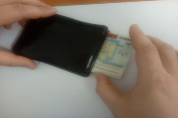 Descoperit la controlul de frontieră cu o carte de identitate falsă asupra lui