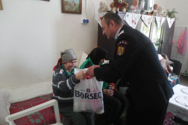 Pompierii i-au vizitat pe beneficiarii Centrului de la Mălăiești